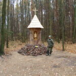 2005-138 Ludwik Purski przed kapliczką