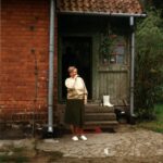 1996-019 Pani Ala Cylc na progu swojej leśniczówki